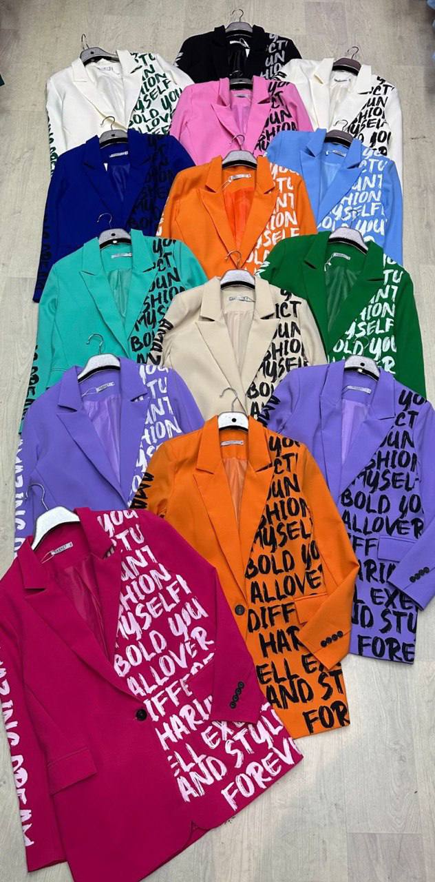 Оверсайз пиджак с дизайнерским принтом ✨
Смотрится доро...