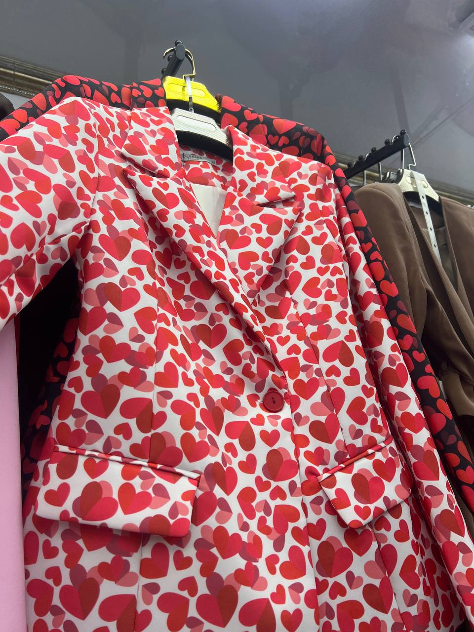 Приталенный пиджак с ярким принтом ❤️
Подчёркивает фигу...