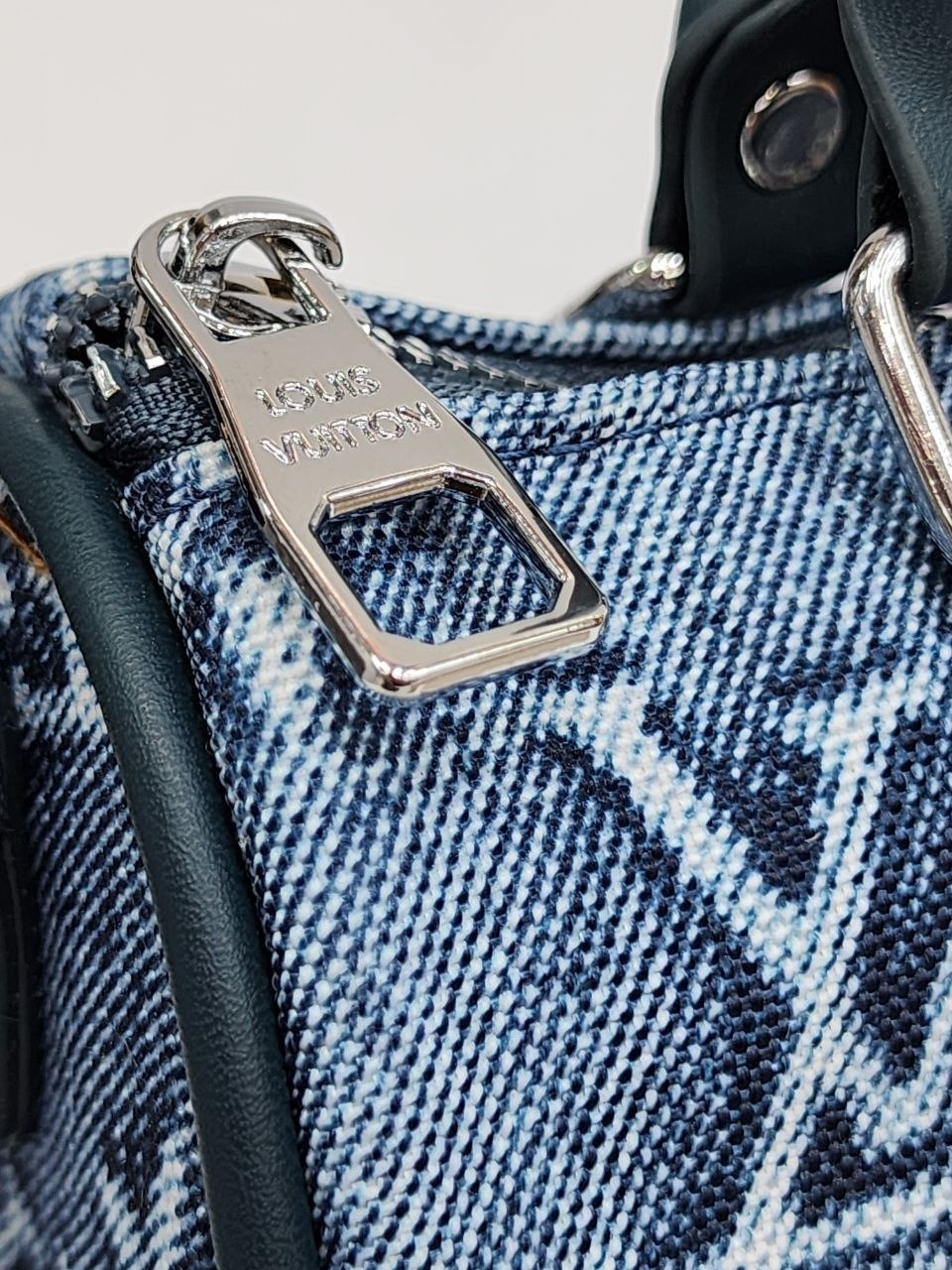 LOUIS VUITTON 
Цена: 1400 сом
Размер: 21×14×5 см
Артику...
