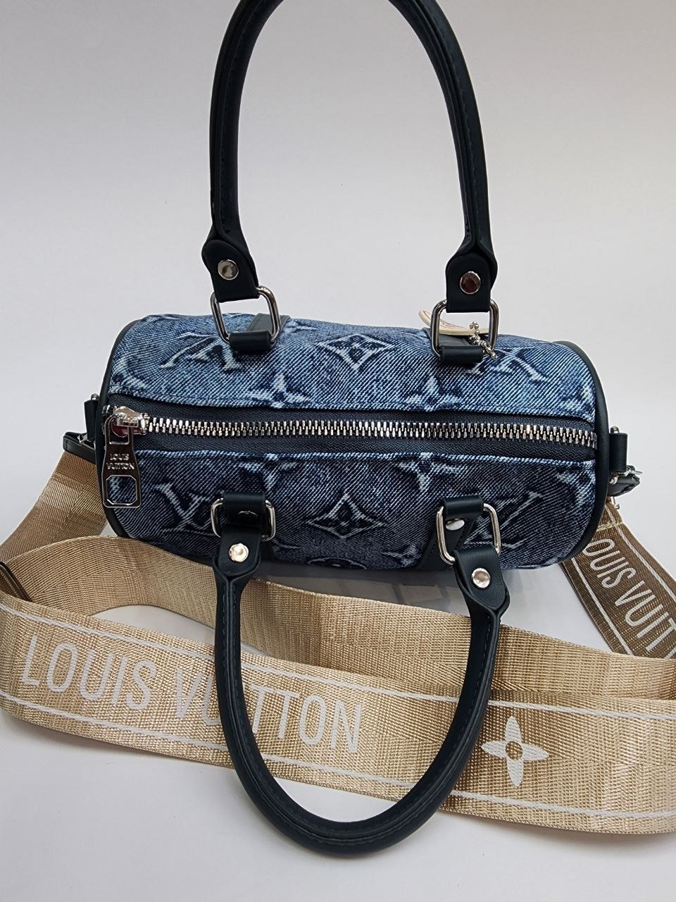 LOUIS VUITTON 
Цена: 1400 сом
Размер: 21×14×5 см
Артику...