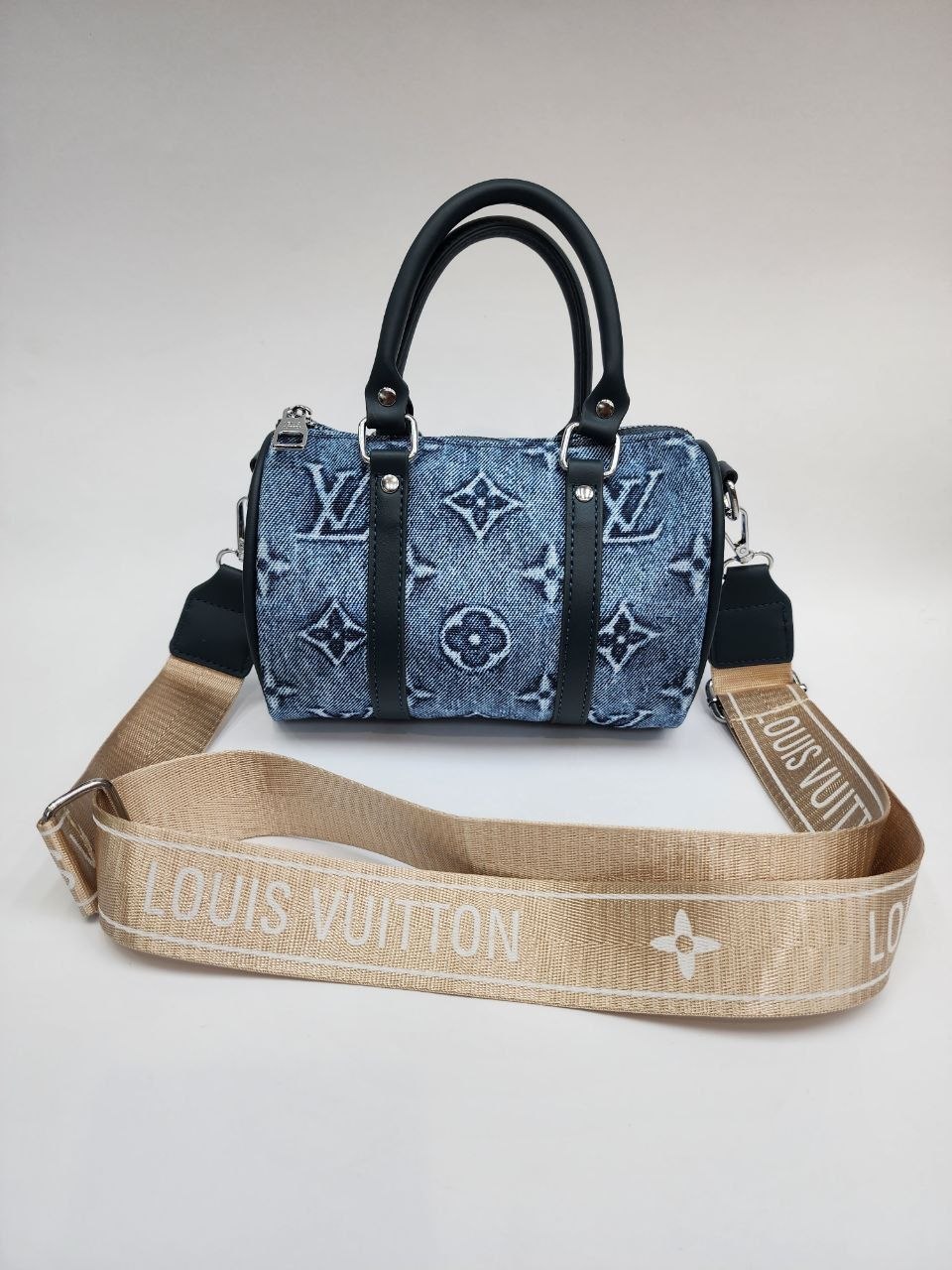 LOUIS VUITTON 
Цена: 1400 сом
Размер: 21×14×5 см
Артику...