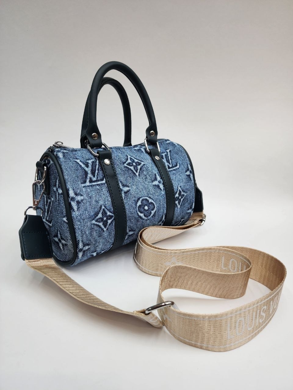 LOUIS VUITTON 
Цена: 1400 сом
Размер: 21×14×5 см
Артику...