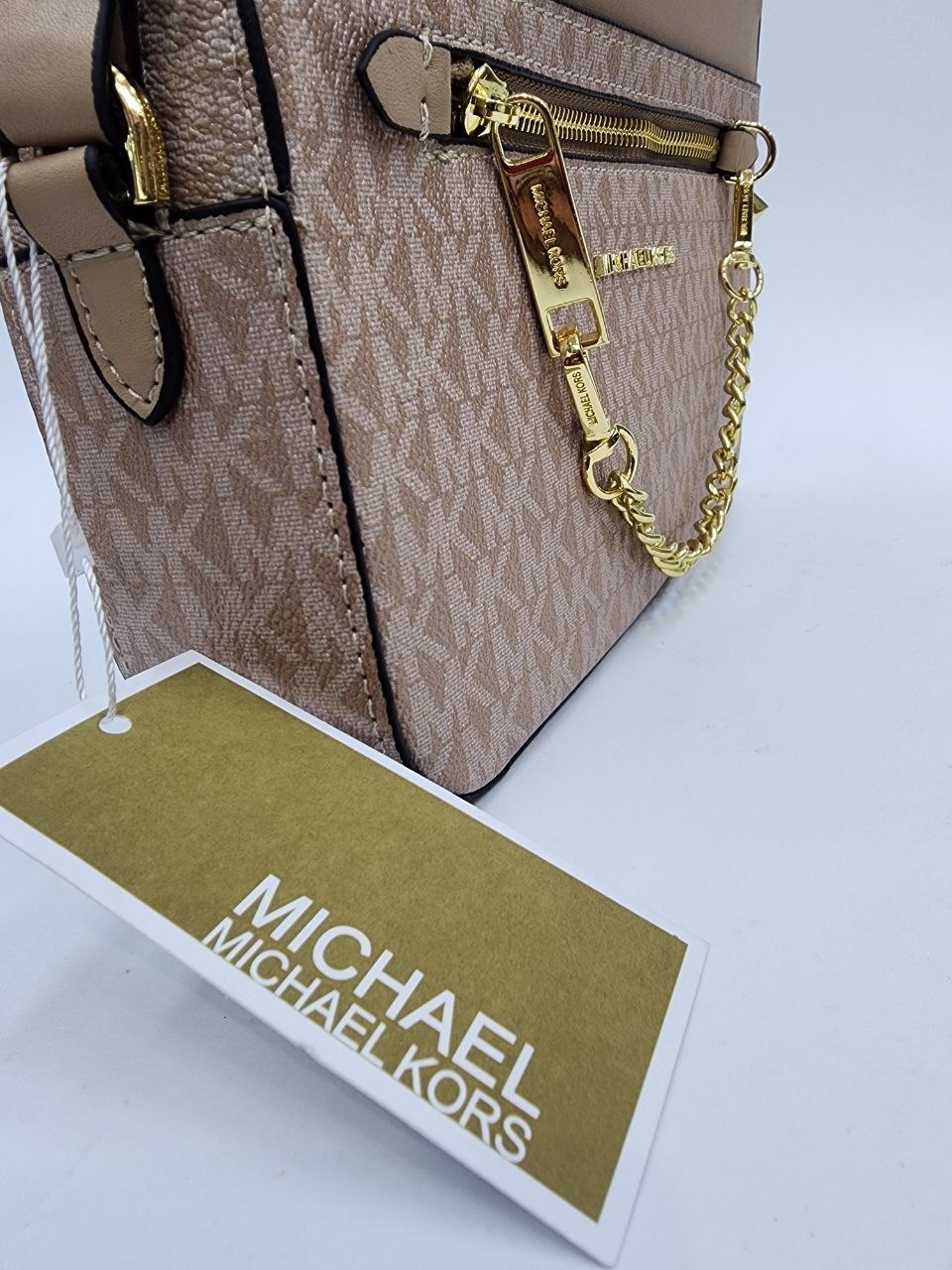 Премиум качество 
Цена: 2400 сом
С коробкой 
Мк Michael...