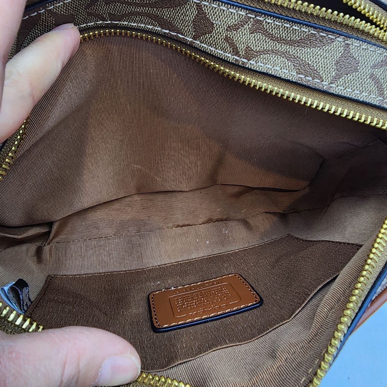 COACH 
Цена: 3400 сом
Размер: 25×16×8 5 см
Артикул: 195...