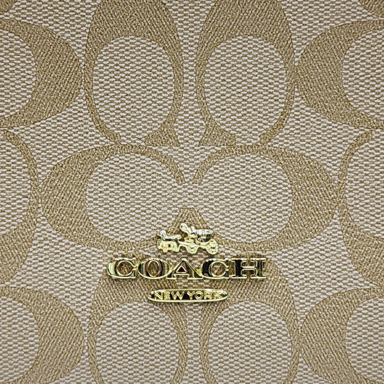 COACH 
Цена: 3400 сом
Размер: 25×16×8 5 см
Артикул: 195...