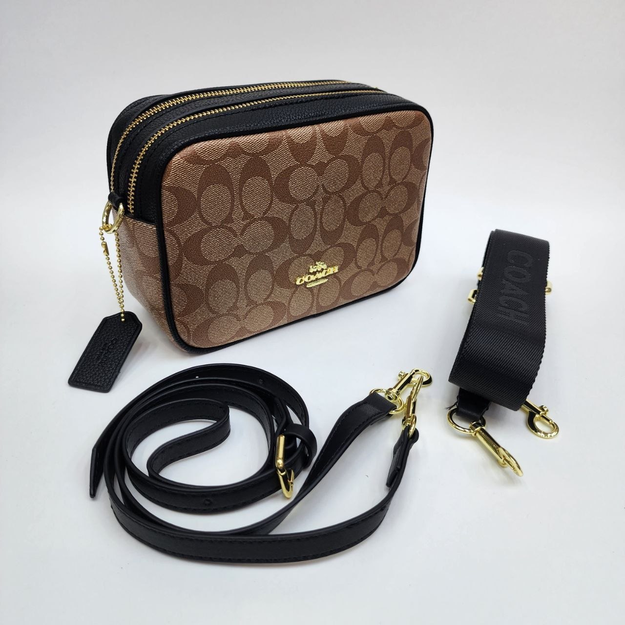 COACH 
Цена: 3000 сом
Размер: 20×14×8 см
Артикул: 1956
...