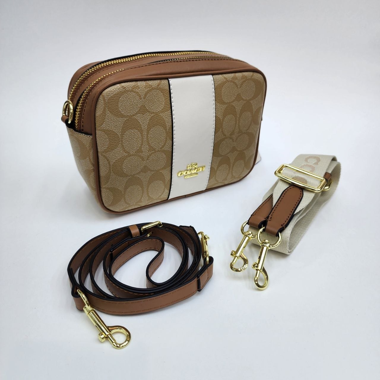 COACH 
Цена: 3000 сом
Размер: 20×14×8 см
Артикул: 1956
...