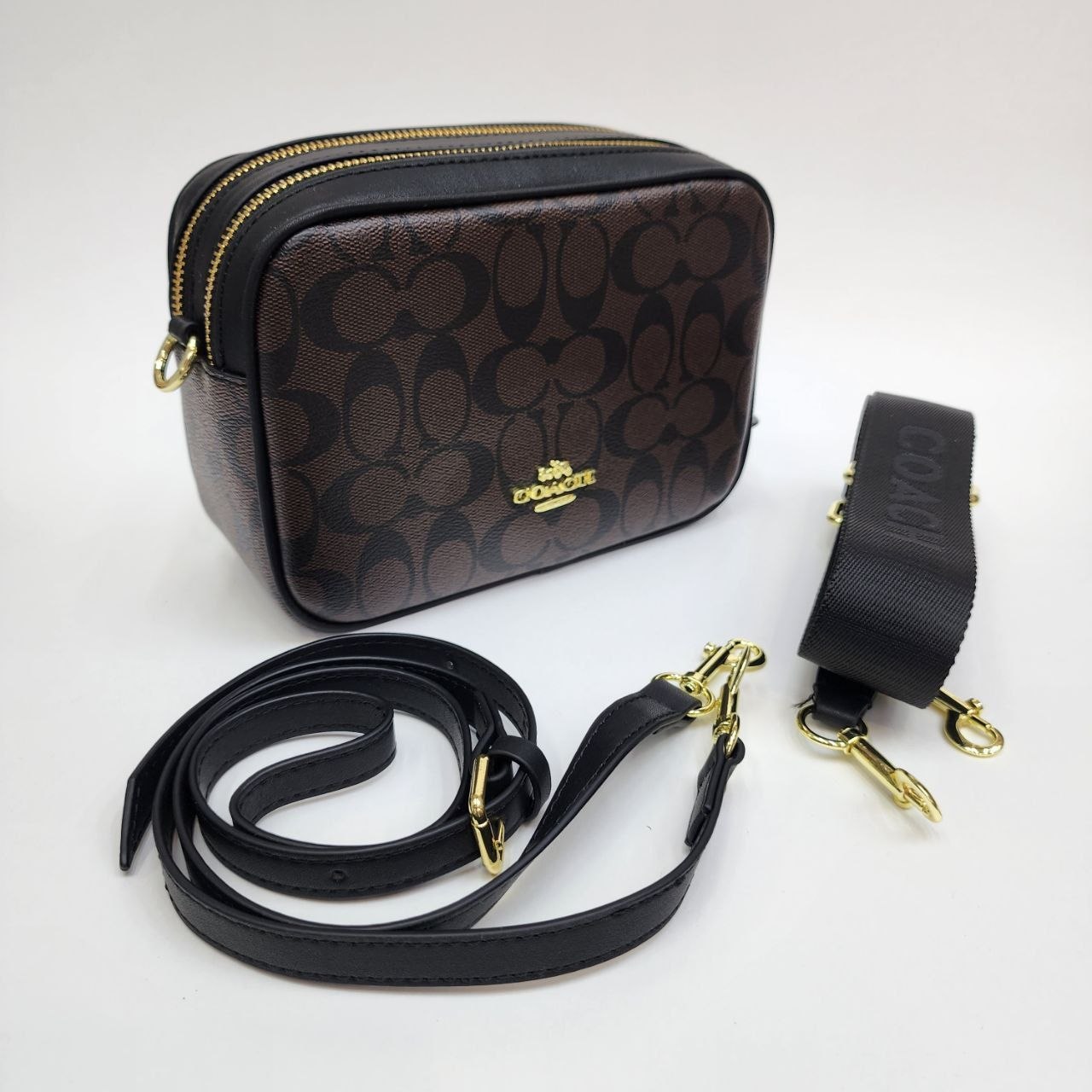 COACH 
Цена: 3000 сом
Размер: 20×14×8 см
Артикул: 1956
...