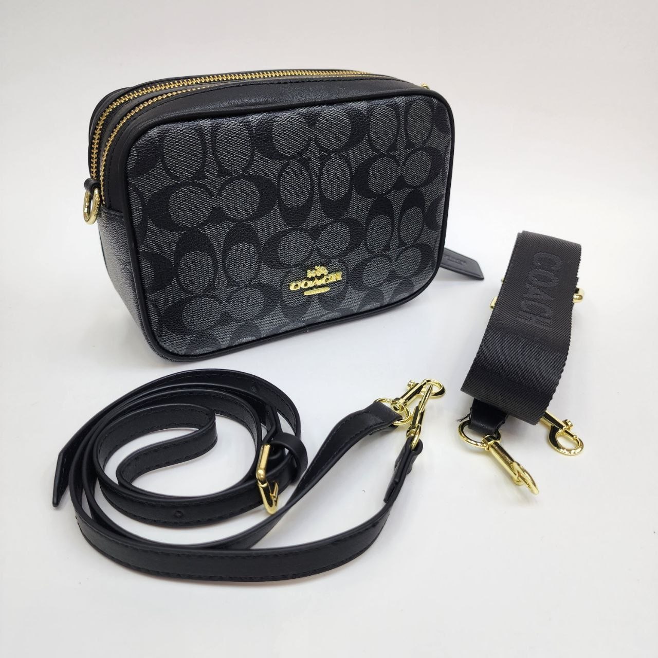 COACH 
Цена: 3000 сом
Размер: 20×14×8 см
Артикул: 1956
...