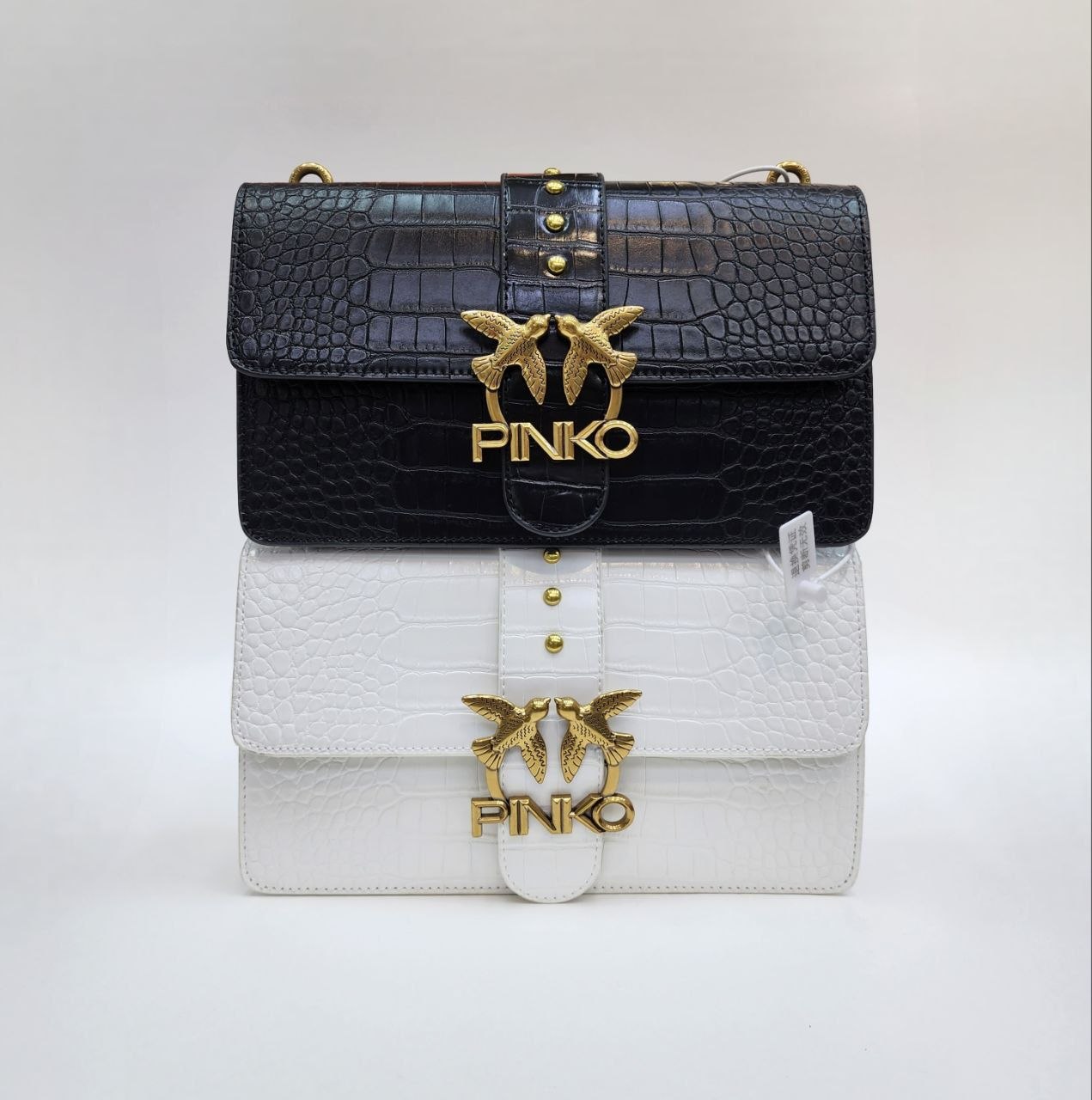 PINKO 
Цена: 2600 сом
Размер: 27×16×8 см
Артикул:
Преми...