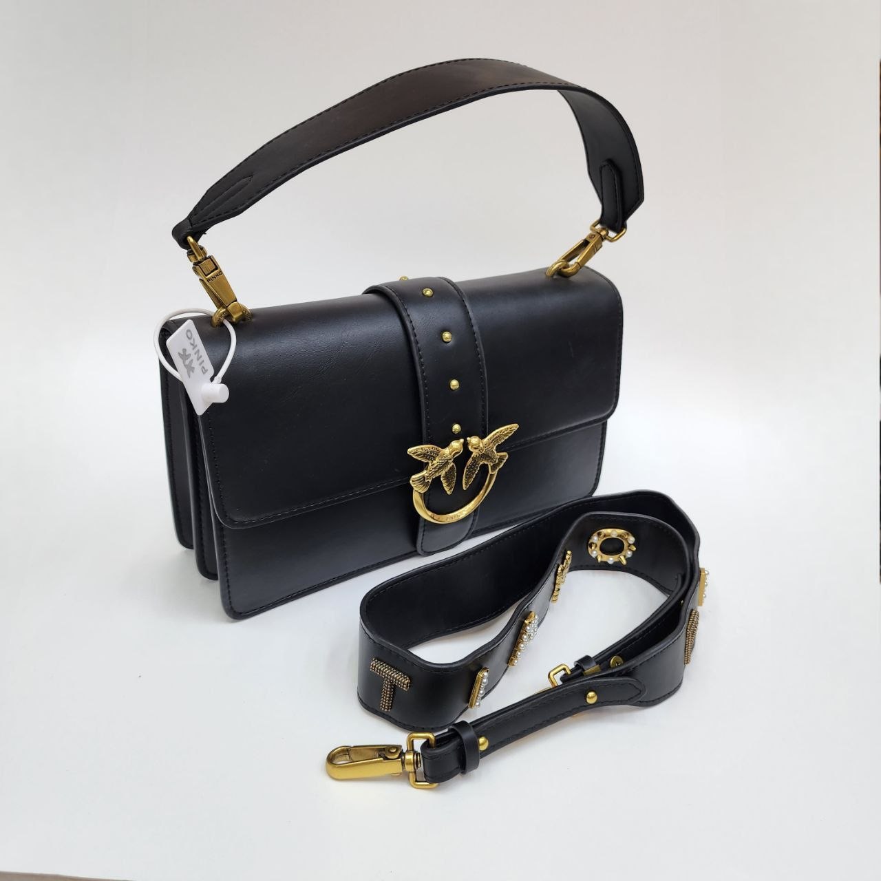 PINKO 
Цена: 2600 сом
Размер: 27×16×8 см
Артикул:
Преми...