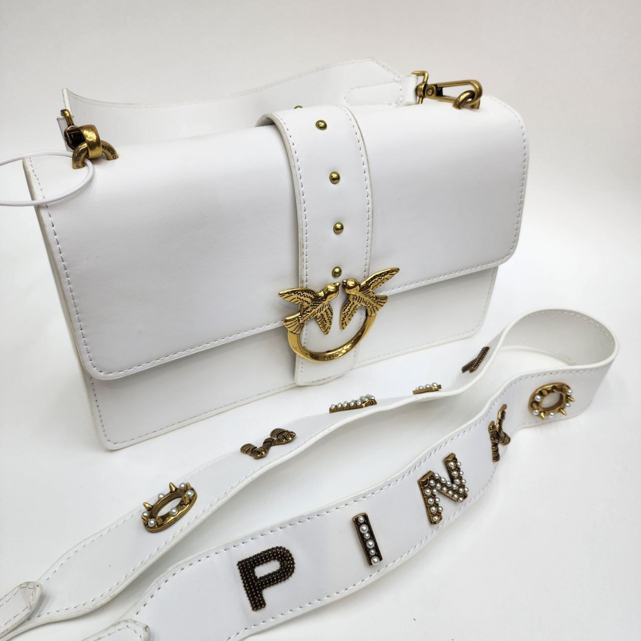 PINKO 
Цена: 2600 сом
Размер: 27×16×8 см
Артикул:
Преми...