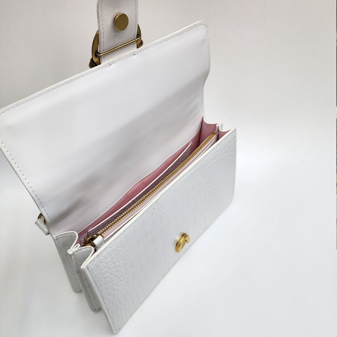 PINKO 
Цена: 2600 сом
Размер: 27×16×8 см
Артикул:
Преми...