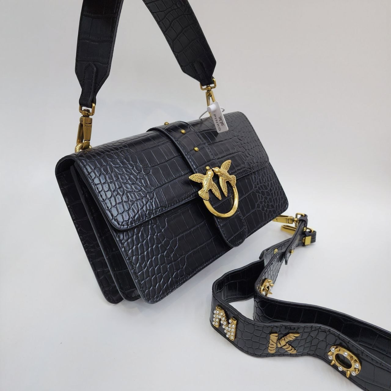 PINKO 
Цена: 2600 сом
Размер: 27×16×8 см
Артикул:
Преми...
