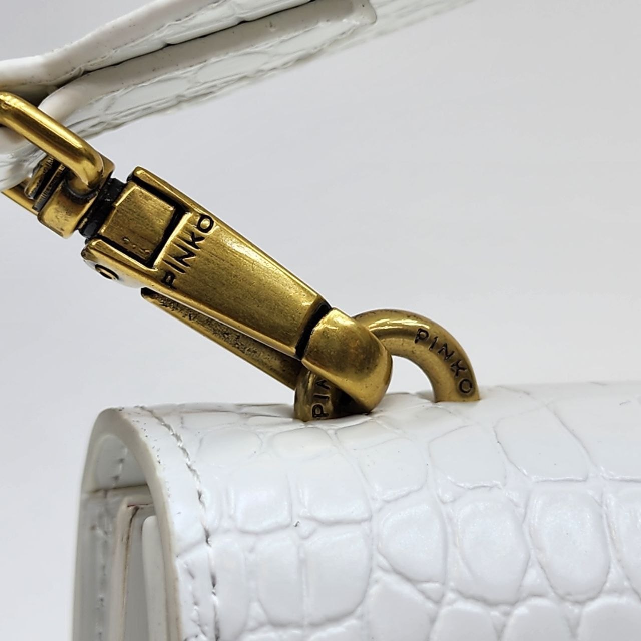 PINKO 
Цена: 2600 сом
Размер: 27×16×8 см
Артикул:
Преми...
