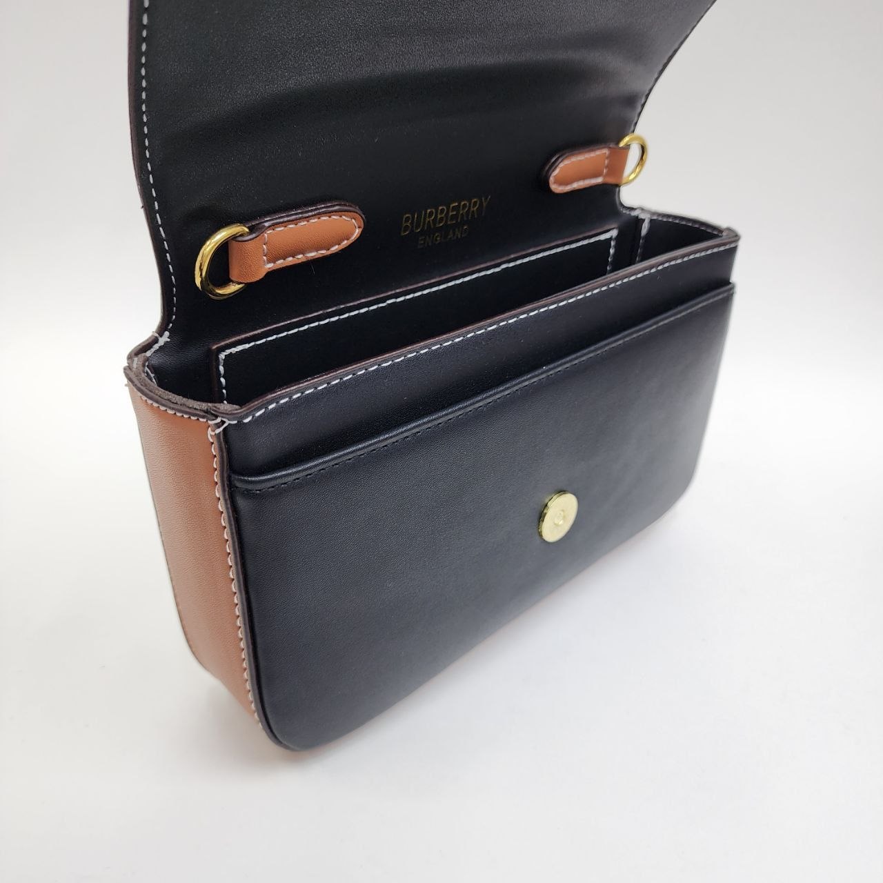 BURBERRY
Цена: 1900 сом
Размер: 20×5×14 см
Артикул: 185...