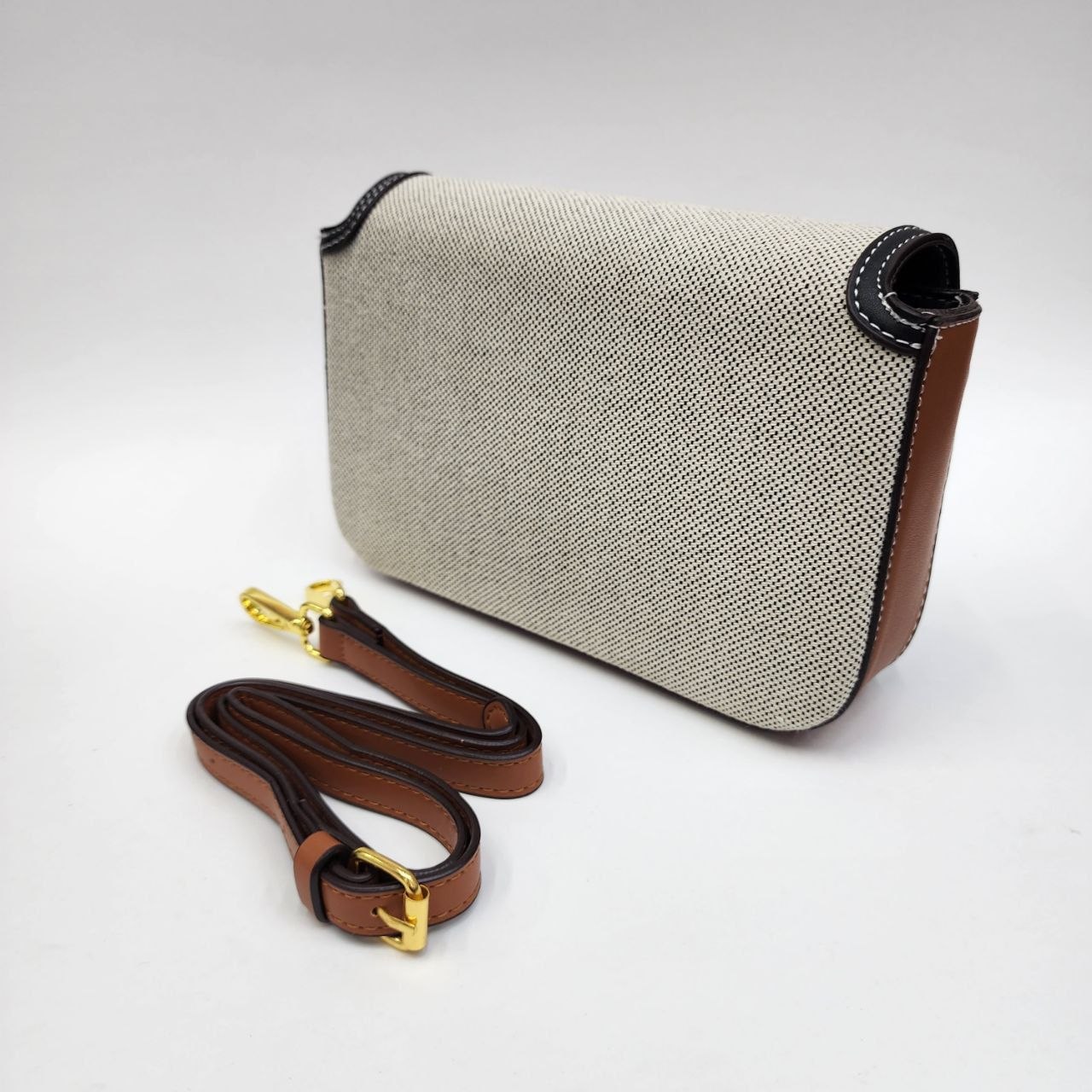 BURBERRY
Цена: 1900 сом
Размер: 20×5×14 см
Артикул: 185...