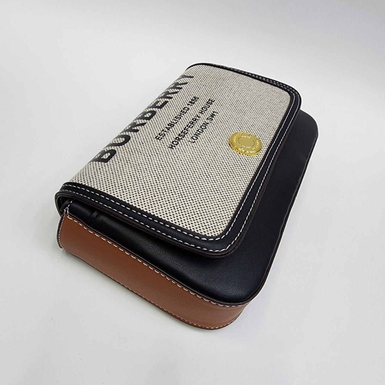 BURBERRY
Цена: 1900 сом
Размер: 20×5×14 см
Артикул: 185...