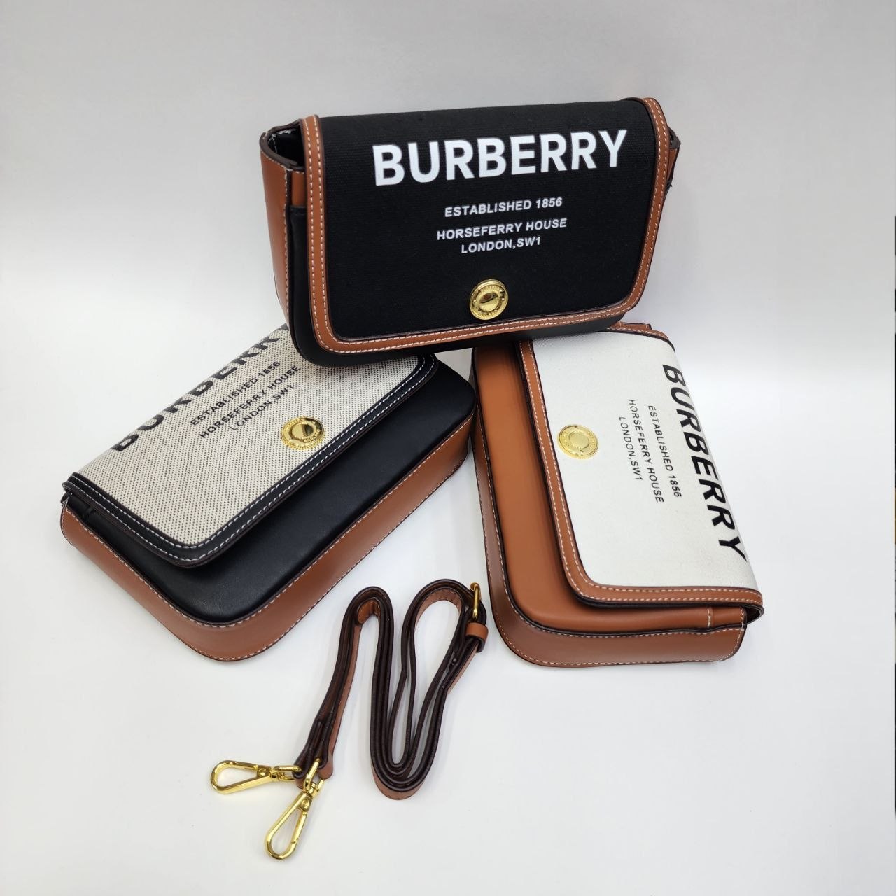 BURBERRY
Цена: 1900 сом
Размер: 20×5×14 см
Артикул: 185...