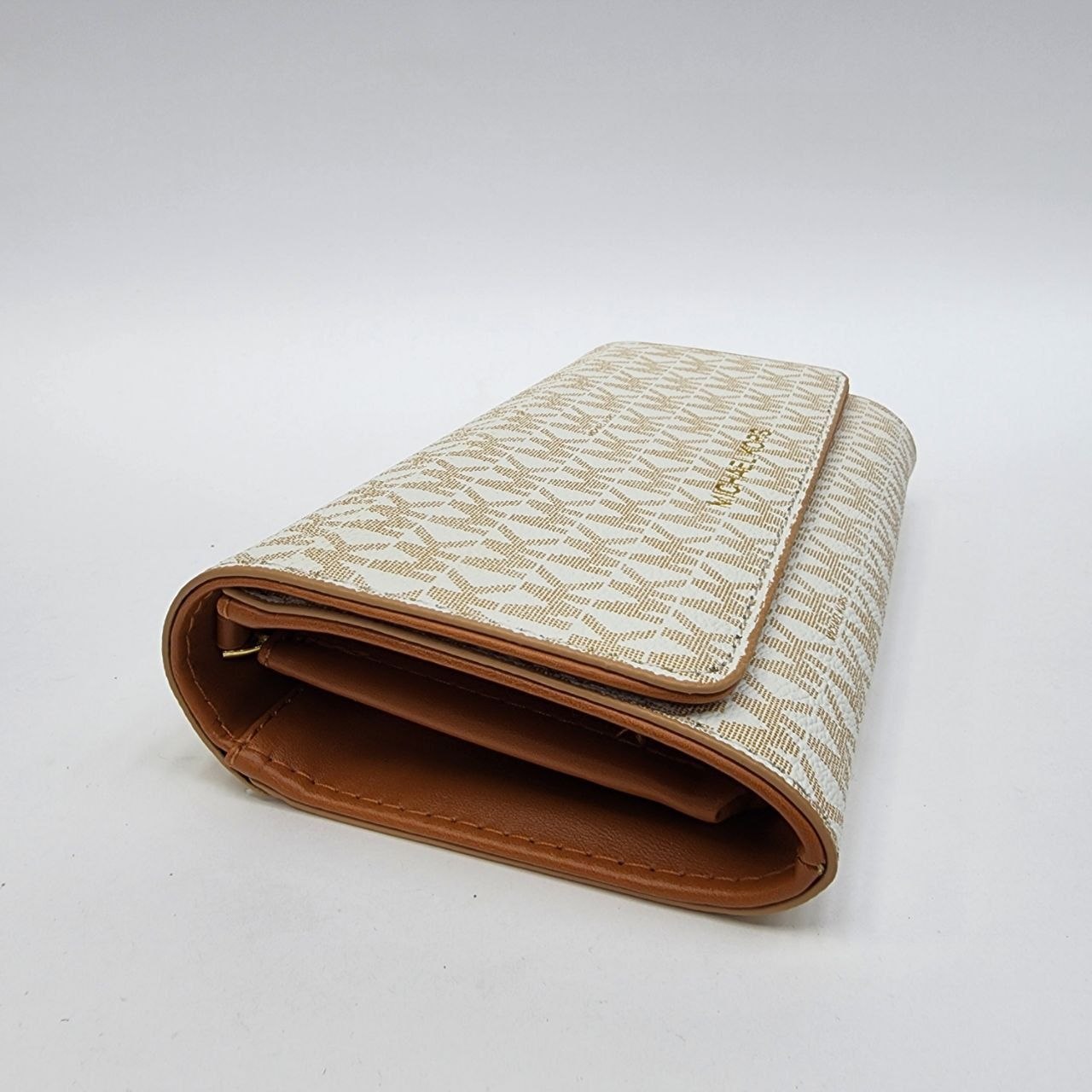 Бренд: Michael Kors 
Цена: 1500 сом
Размер: 21×12×5 см
...