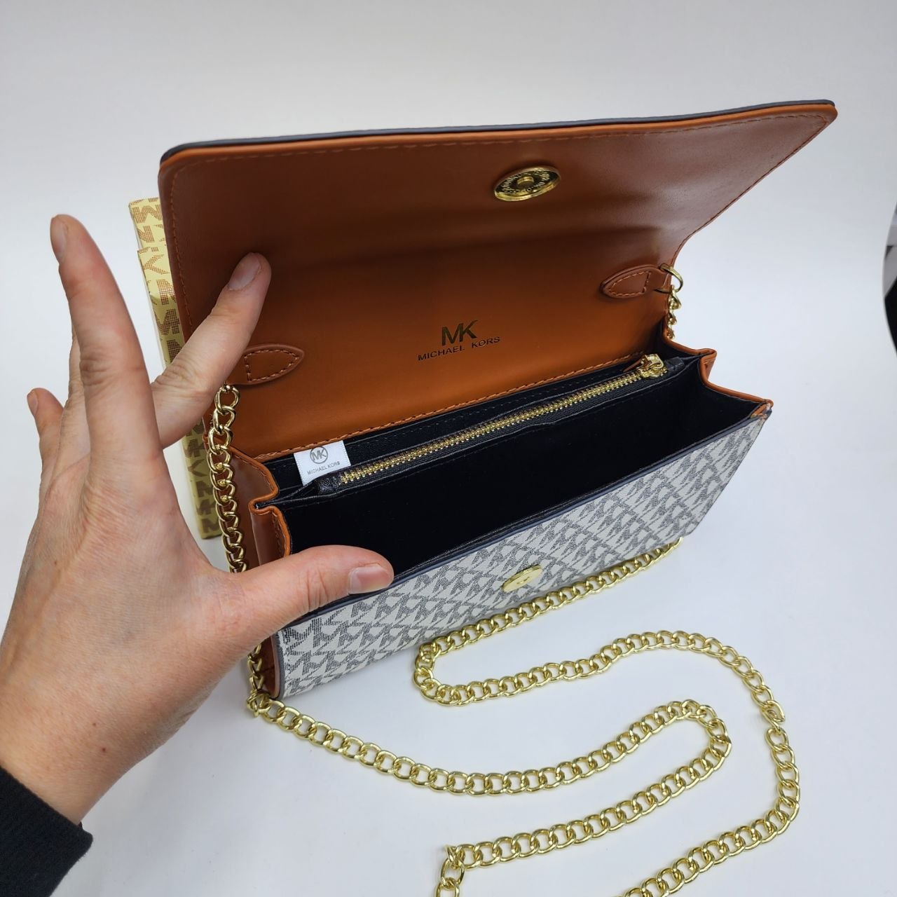 Бренд: Michael Kors 
Цена: 1500 сом
Размер: 21×12×5 см
...