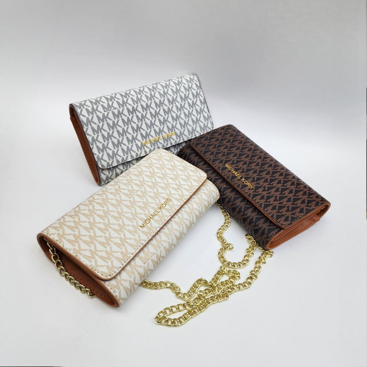 Бренд: Michael Kors 
Цена: 1500 сом
Размер: 21×12×5 см
...