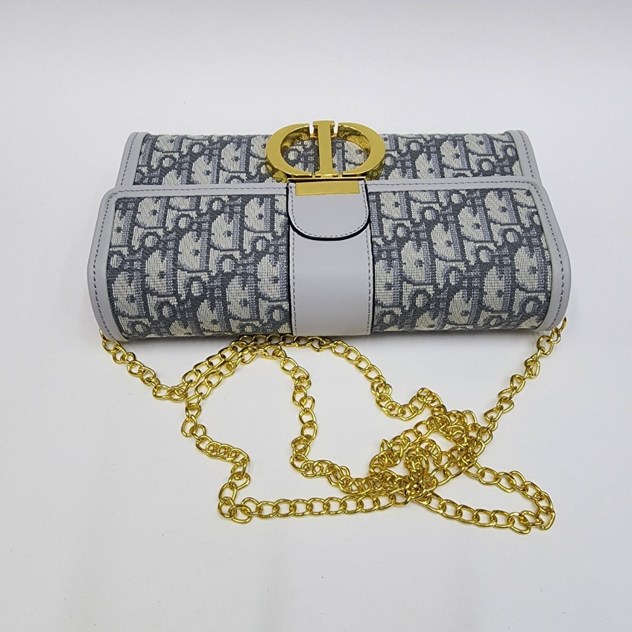 Бренд: DIOR
Цена: 1600 сом
Размер: 23×14×5 см
Артикул: ...