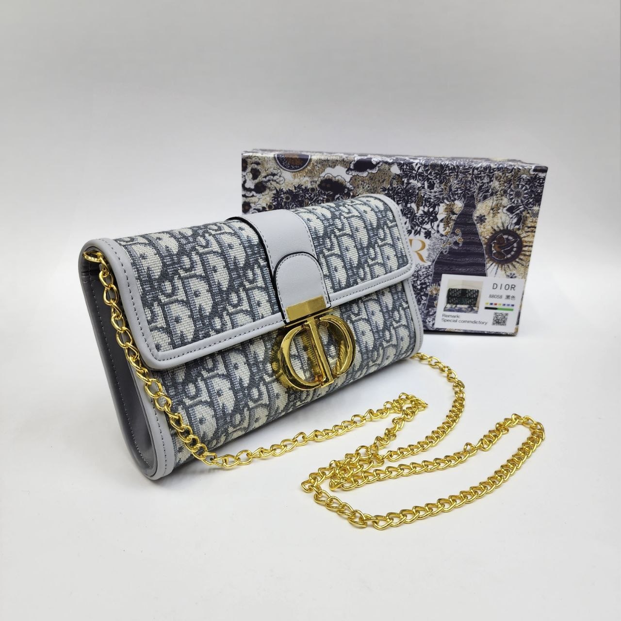 Бренд: DIOR
Цена: 1600 сом
Размер: 23×14×5 см
Артикул: ...