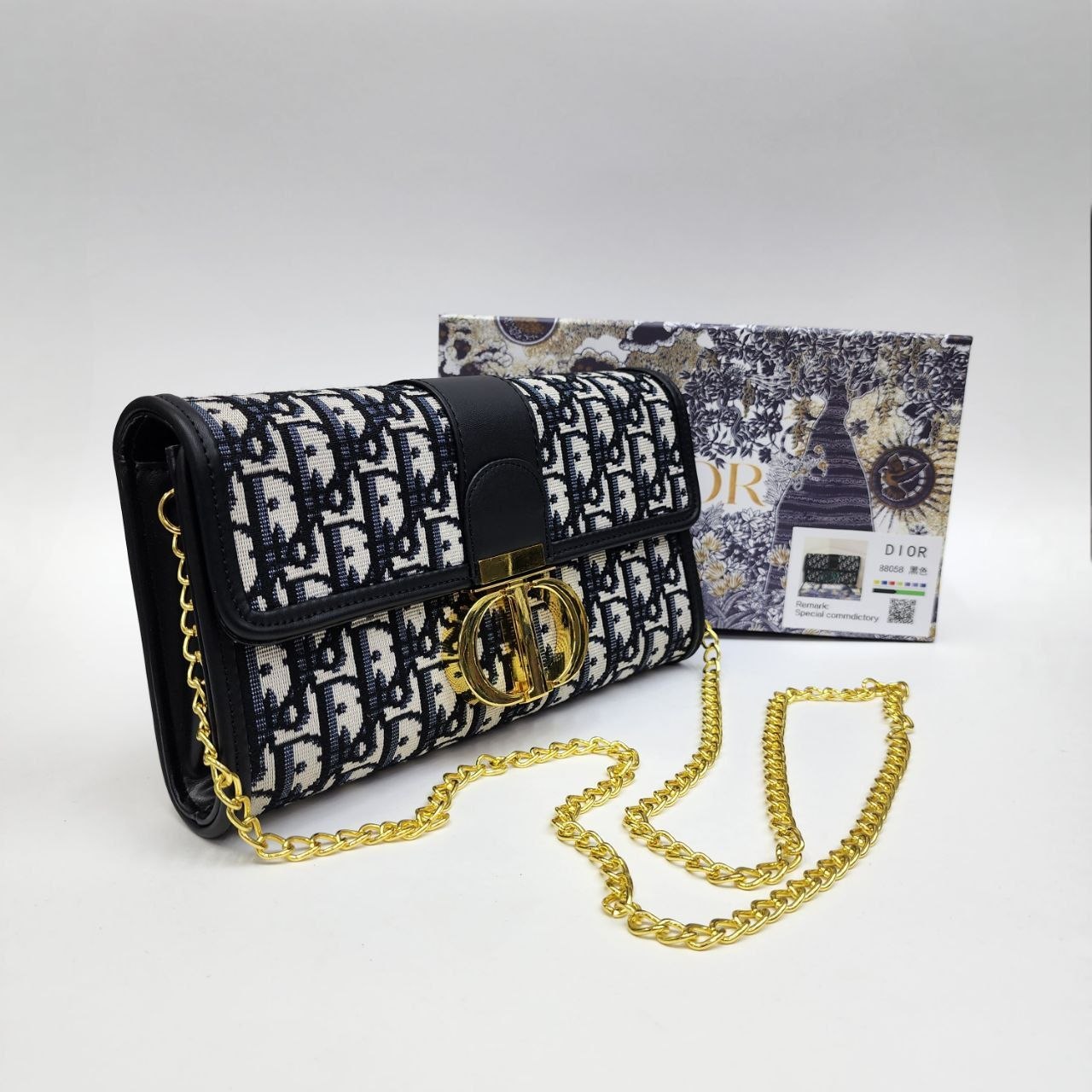 Бренд: DIOR
Цена: 1600 сом
Размер: 23×14×5 см
Артикул: ...