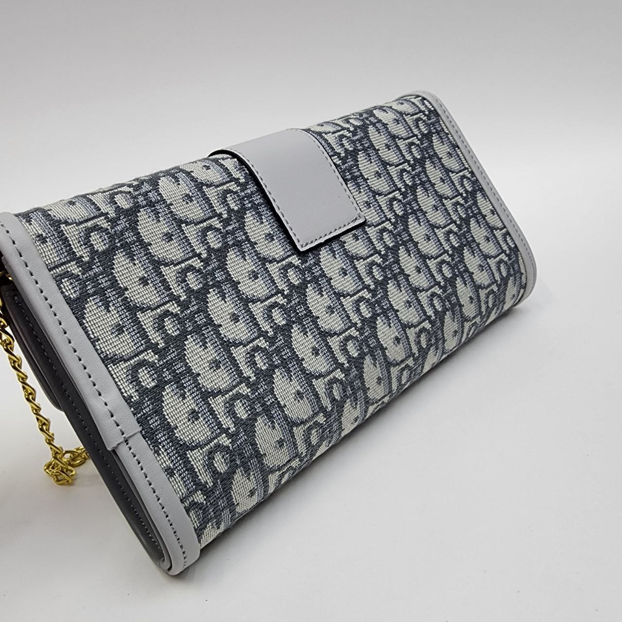 Бренд: DIOR
Цена: 1600 сом
Размер: 23×14×5 см
Артикул: ...