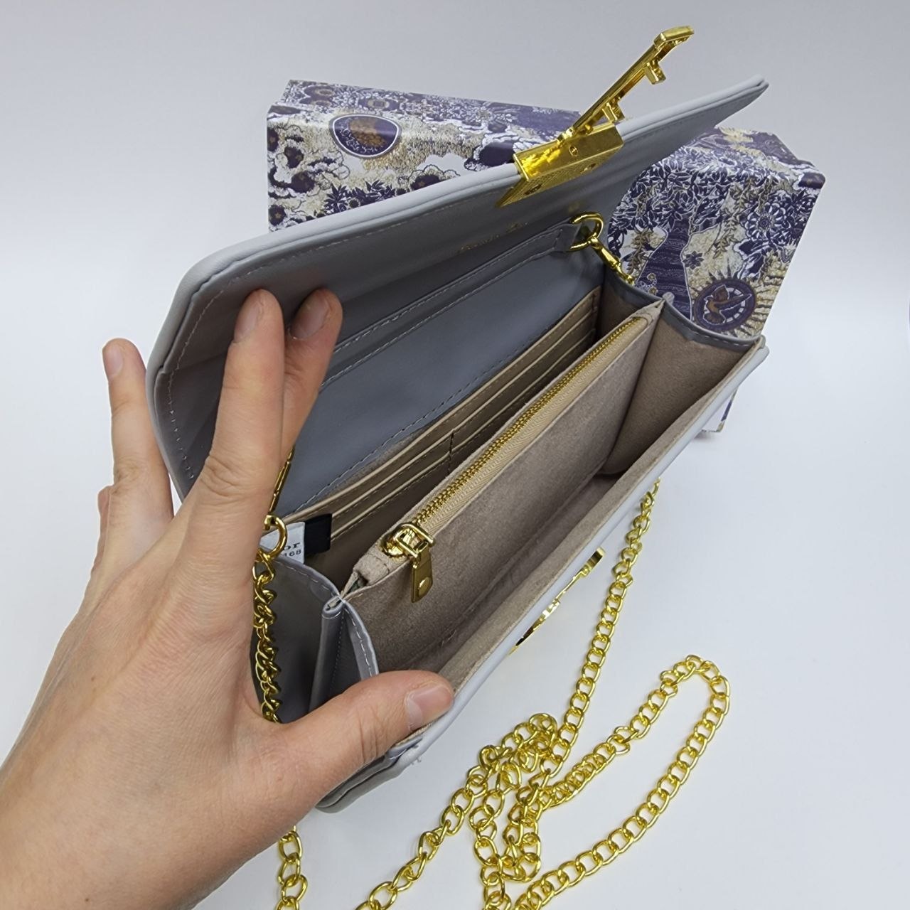Бренд: DIOR
Цена: 1600 сом
Размер: 23×14×5 см
Артикул: ...