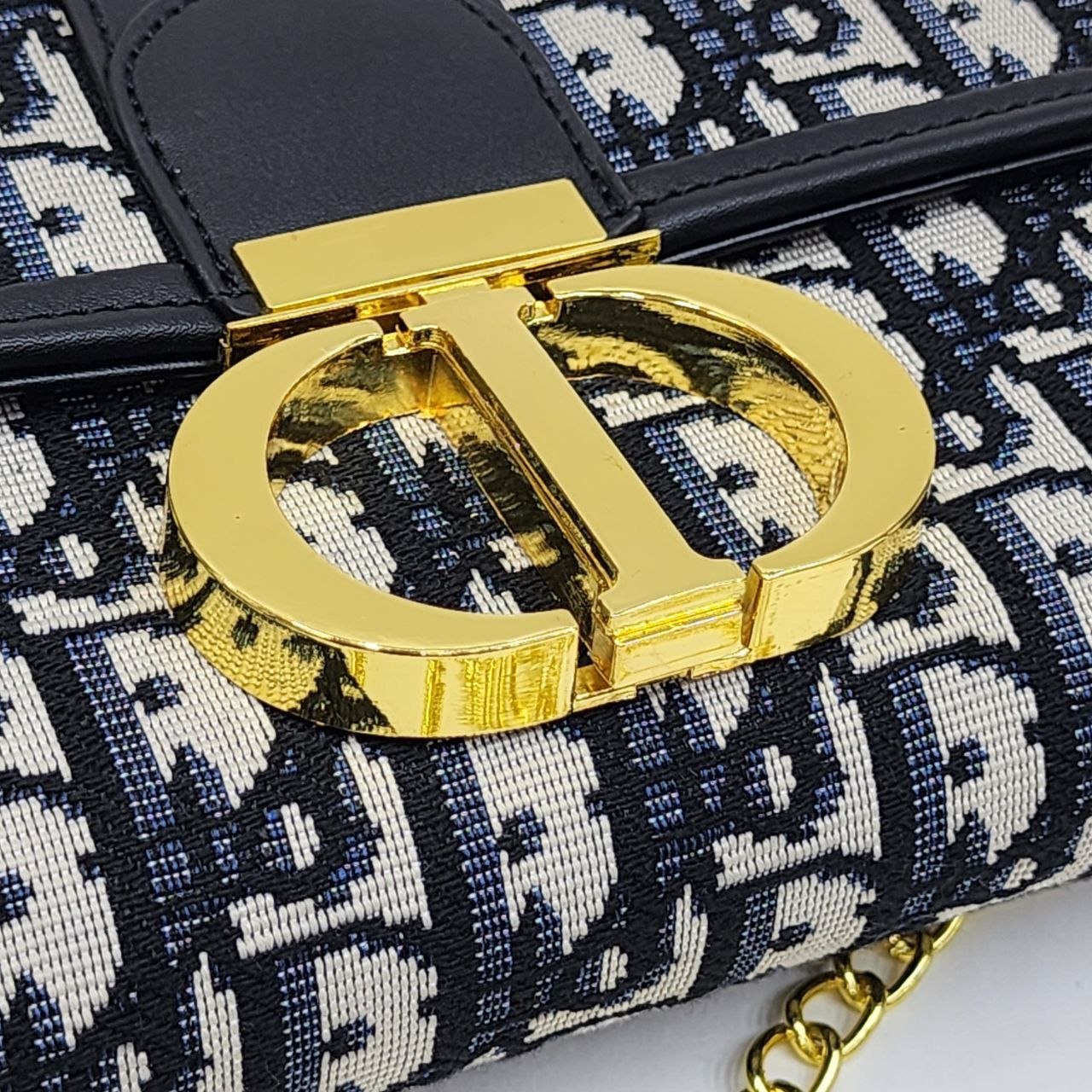 Бренд: DIOR
Цена: 1600 сом
Размер: 23×14×5 см
Артикул: ...