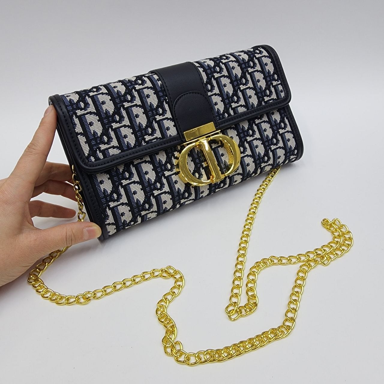 Бренд: DIOR
Цена: 1600 сом
Размер: 23×14×5 см
Артикул: ...