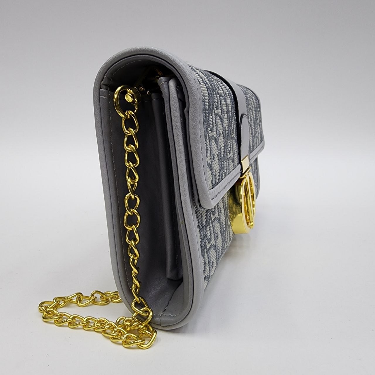 Бренд: DIOR
Цена: 1600 сом
Размер: 23×14×5 см
Артикул: ...