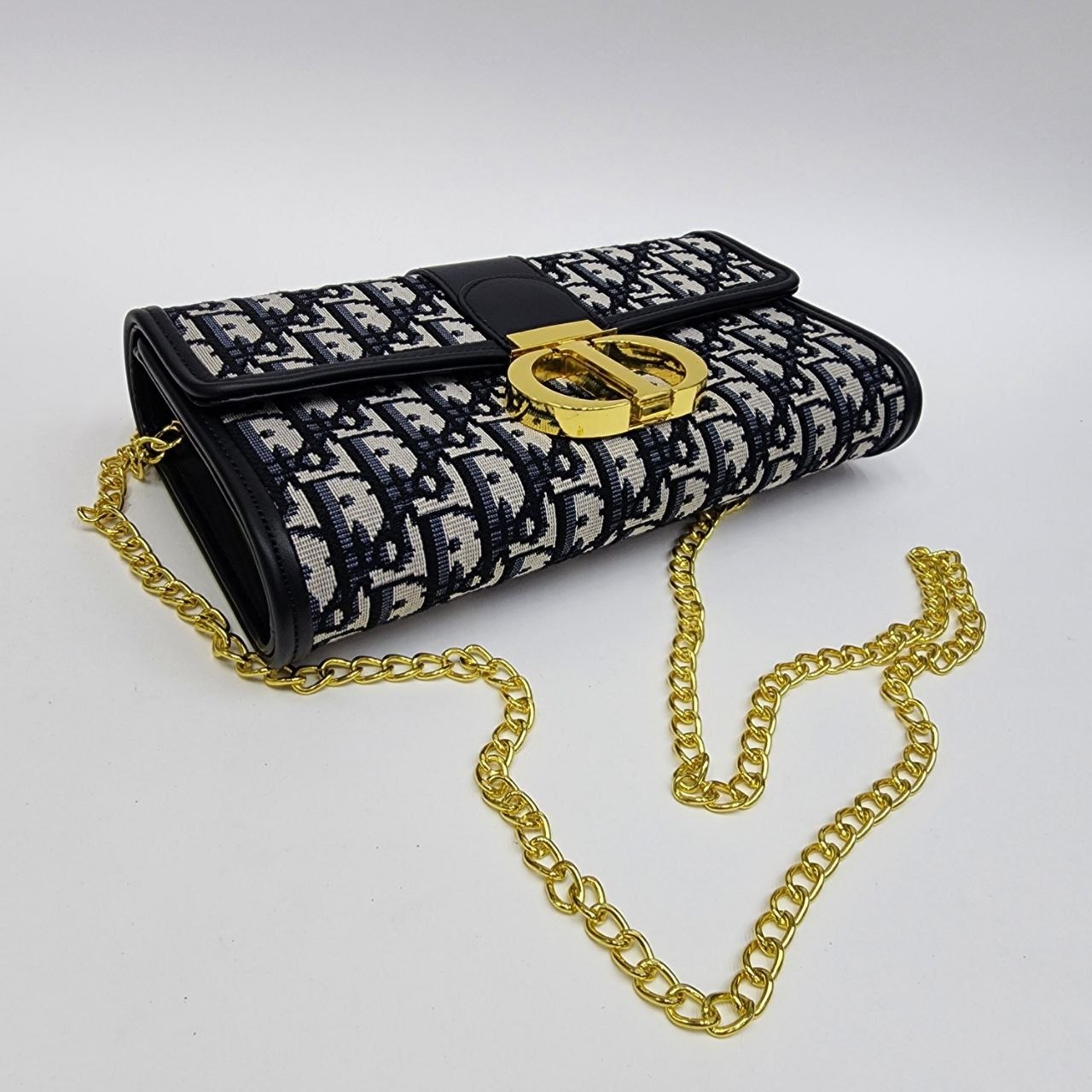 Бренд: DIOR
Цена: 1600 сом
Размер: 23×14×5 см
Артикул: ...