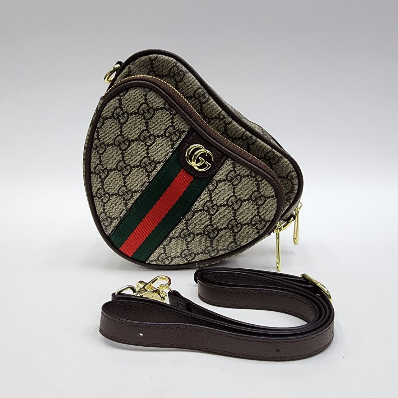 Бренд: GUCCI 
Цена: 1600 сом
Размер: 20,5×16×7 см
Артик...