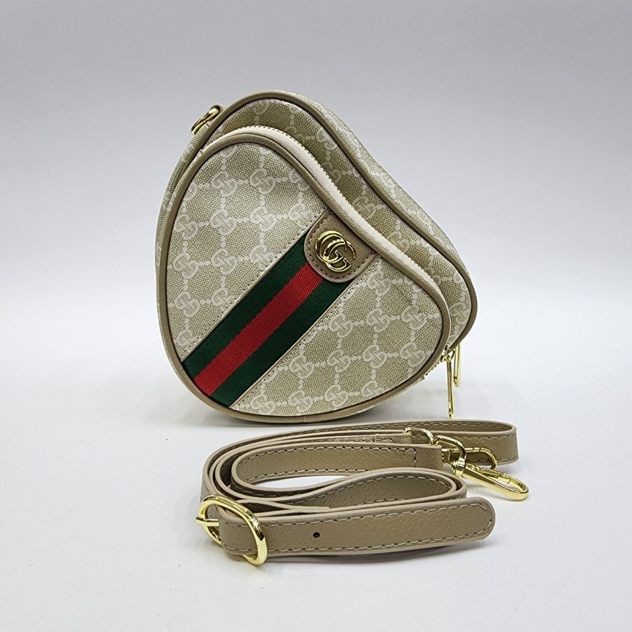 Бренд: GUCCI 
Цена: 1600 сом
Размер: 20,5×16×7 см
Артик...