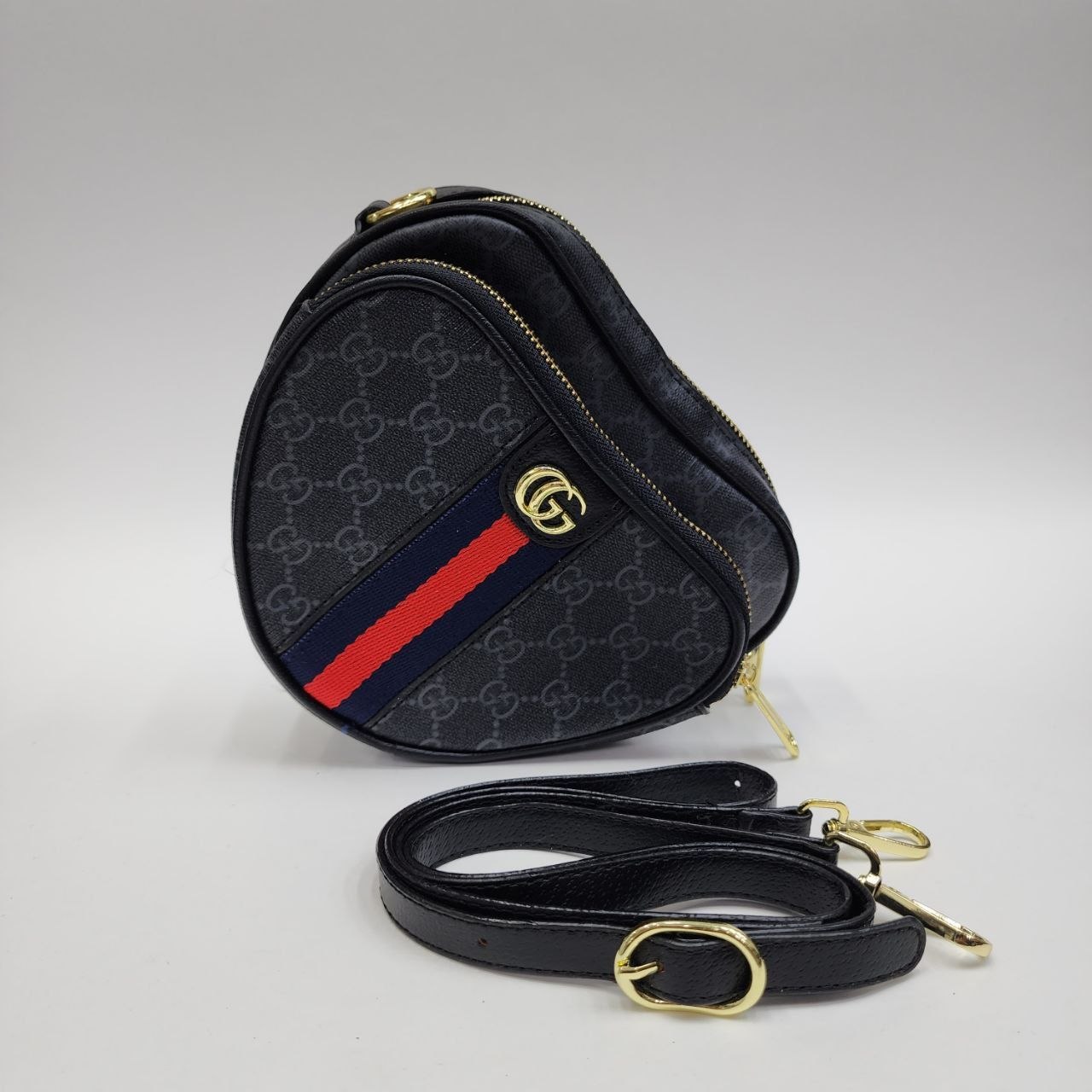 Бренд: GUCCI 
Цена: 1600 сом
Размер: 20,5×16×7 см
Артик...