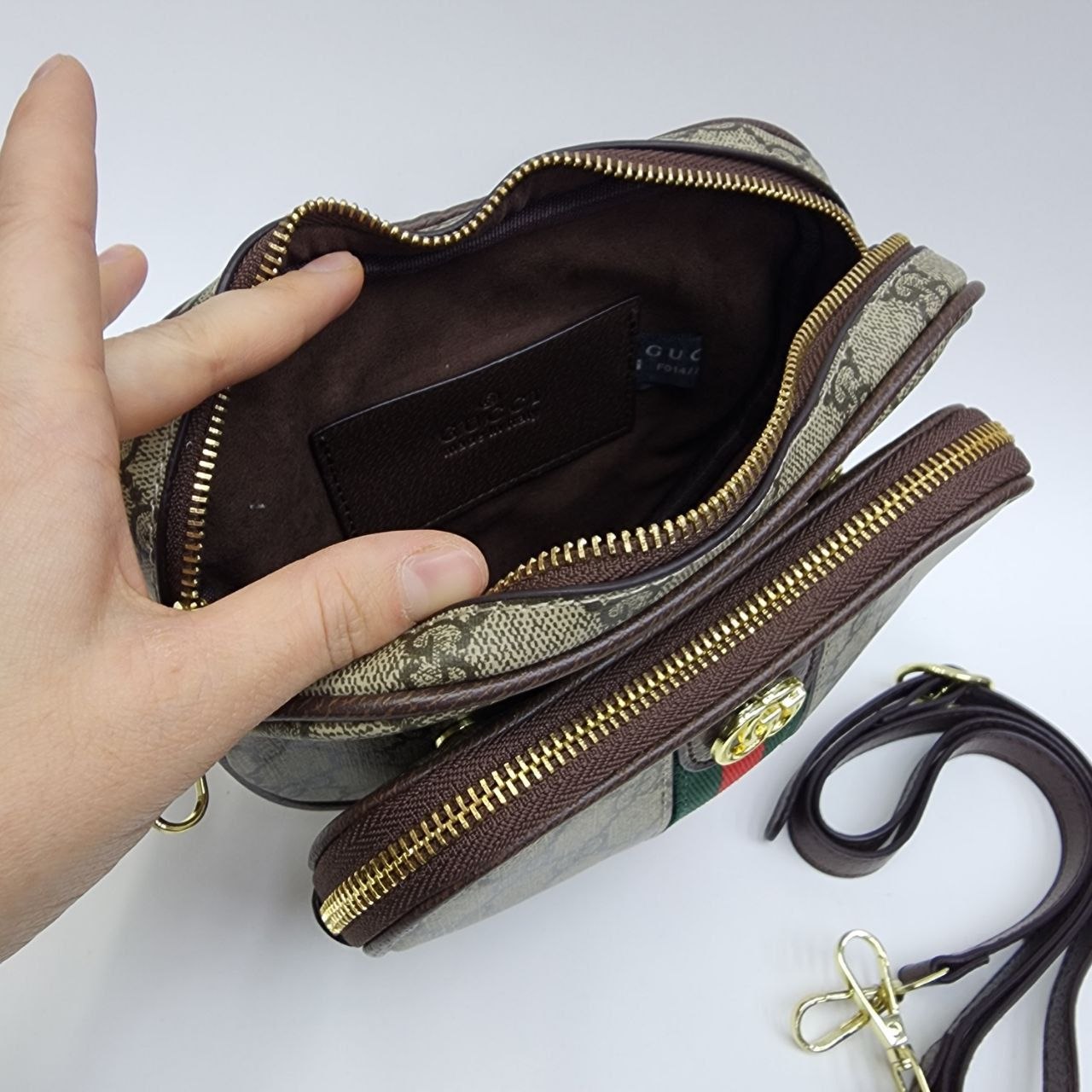 Бренд: GUCCI 
Цена: 1600 сом
Размер: 20,5×16×7 см
Артик...