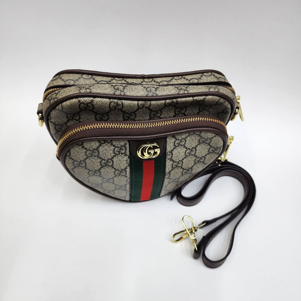 Бренд: GUCCI 
Цена: 1600 сом
Размер: 20,5×16×7 см
Артик...