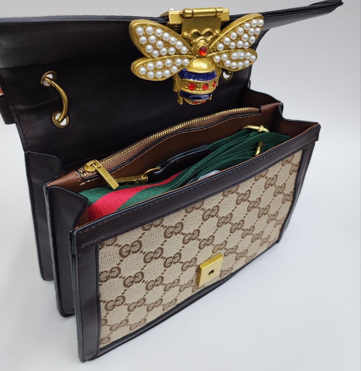 Бренд: GUCCI 
Цена: 1600 сом
Размер: 25×18×11 см
Артику...