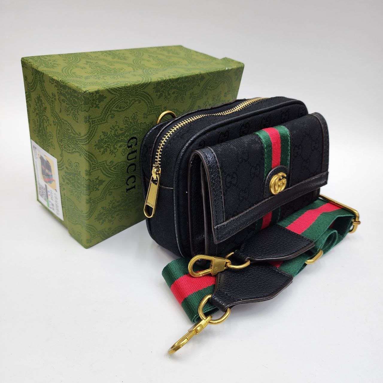 Бренд: GUCCI 
Цена: 2100 сом
Размер: 21×13×7 см
Артикул...