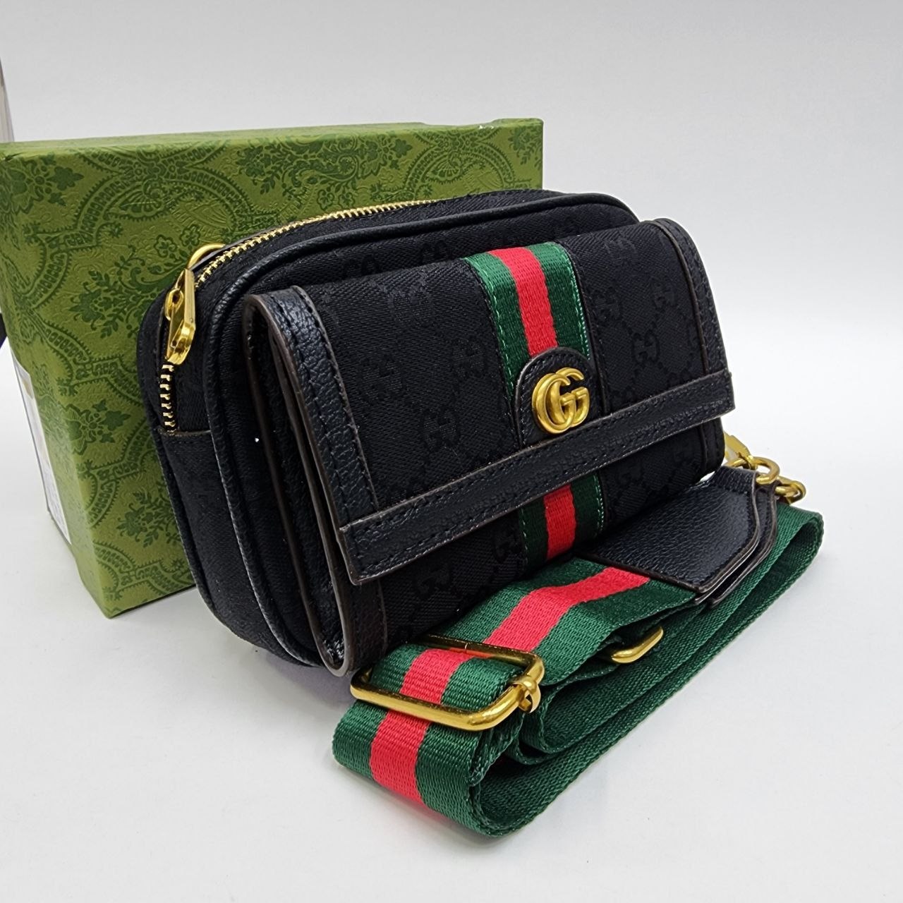 Бренд: GUCCI 
Цена: 2100 сом
Размер: 21×13×7 см
Артикул...