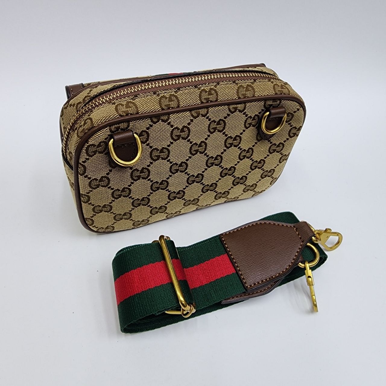 Бренд: GUCCI 
Цена: 2100 сом
Размер: 21×13×7 см
Артикул...