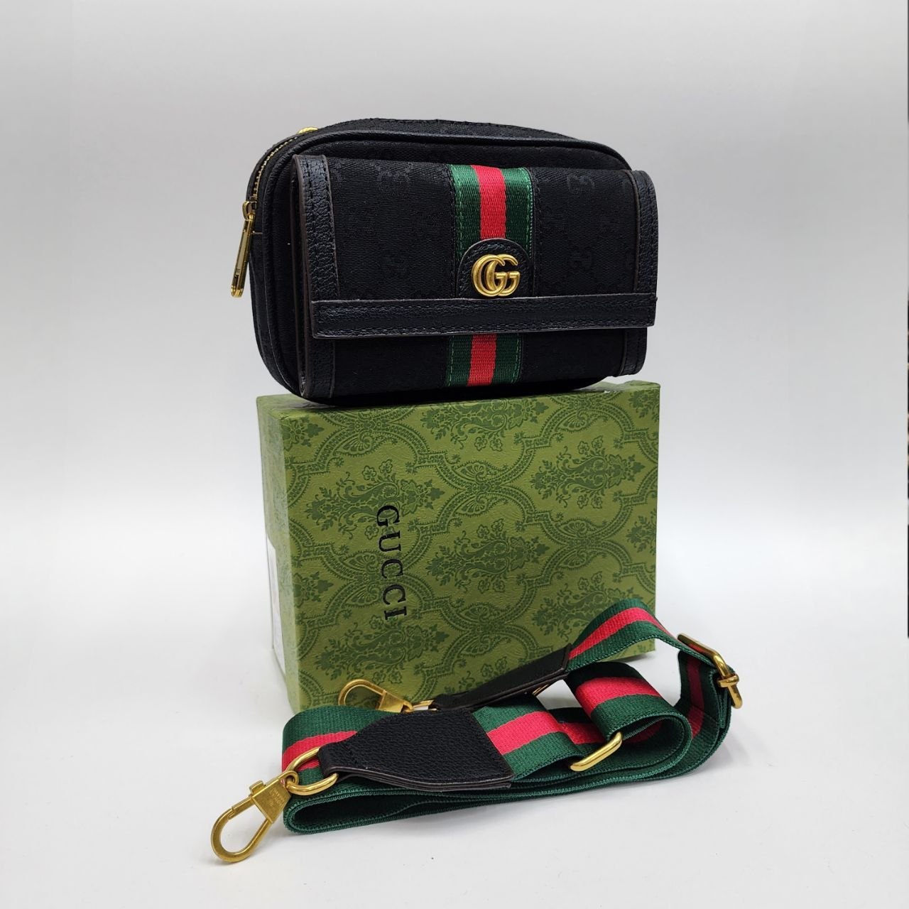 Бренд: GUCCI 
Цена: 2100 сом
Размер: 21×13×7 см
Артикул...