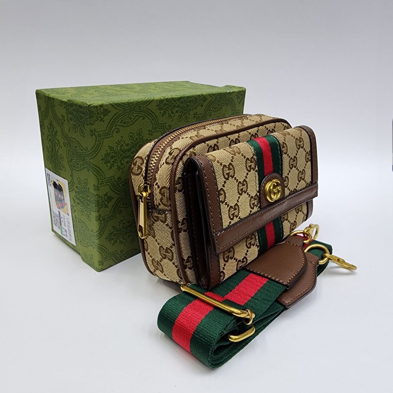 Бренд: GUCCI 
Цена: 2100 сом
Размер: 21×13×7 см
Артикул...