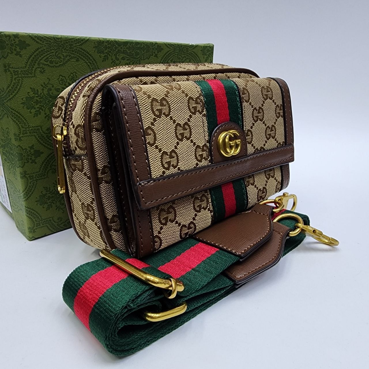 Бренд: GUCCI 
Цена: 2100 сом
Размер: 21×13×7 см
Артикул...