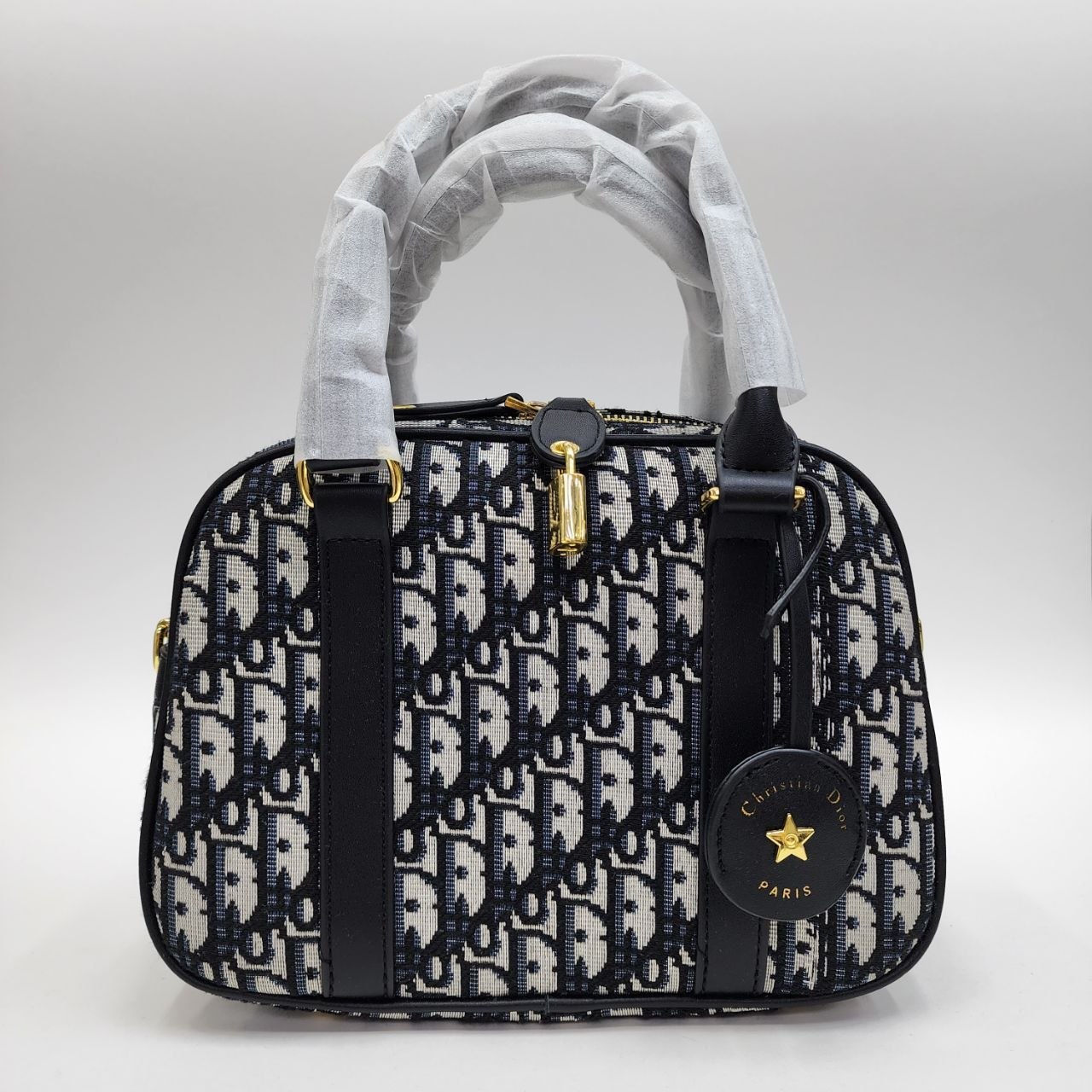 Бренд: DIOR 
Цена: 2200 сом
Размер: 25×18×9 см
Артикул:...