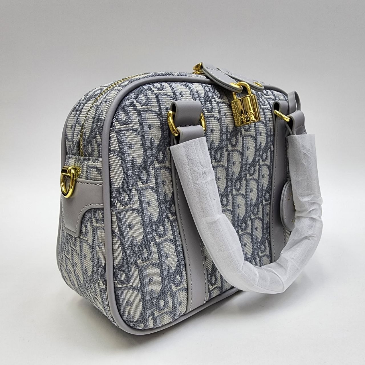 Бренд: DIOR 
Цена: 2200 сом
Размер: 25×18×9 см
Артикул:...
