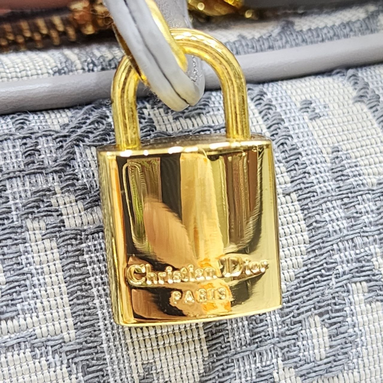 Бренд: DIOR 
Цена: 2200 сом
Размер: 25×18×9 см
Артикул:...